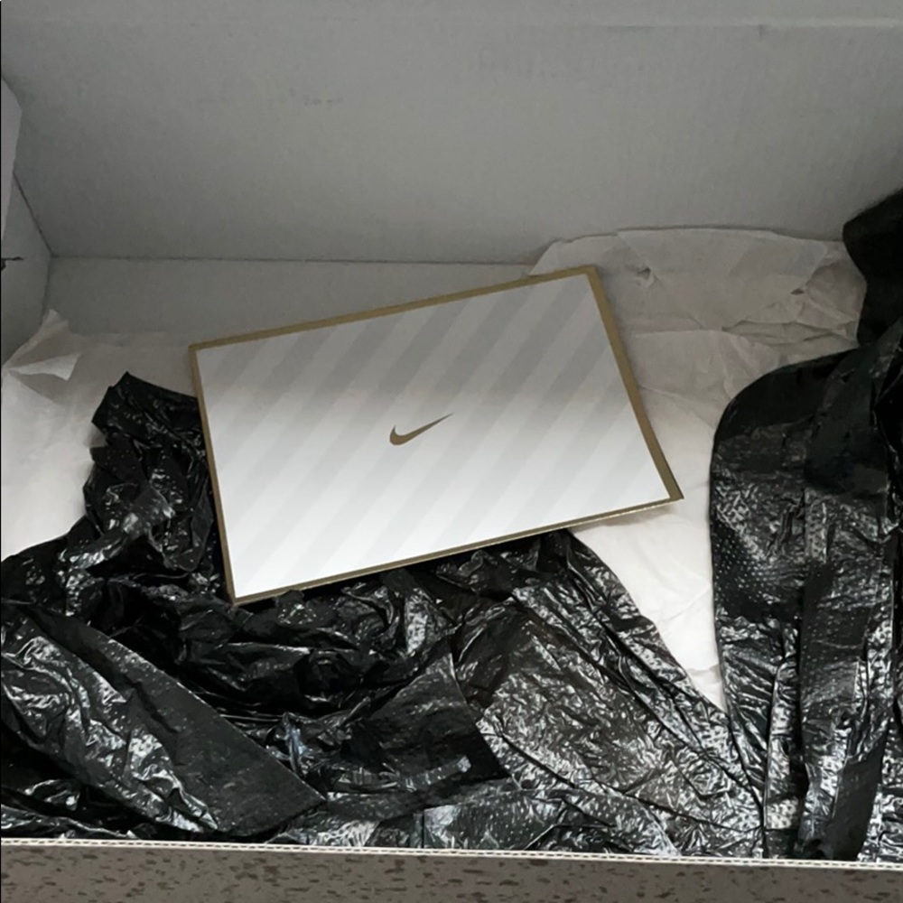 Air Jordan Retro 6 maroon - Picture 3 of 3